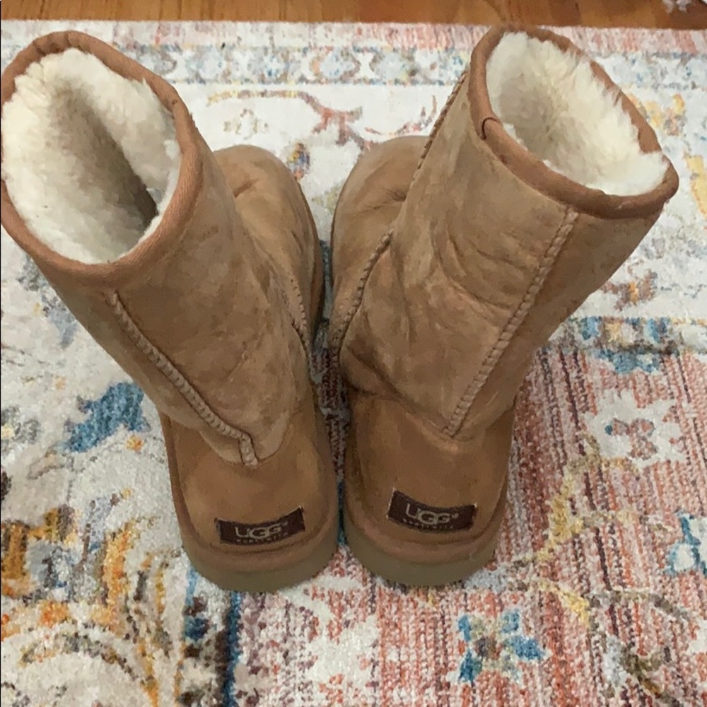 Women’s short uggs size 9